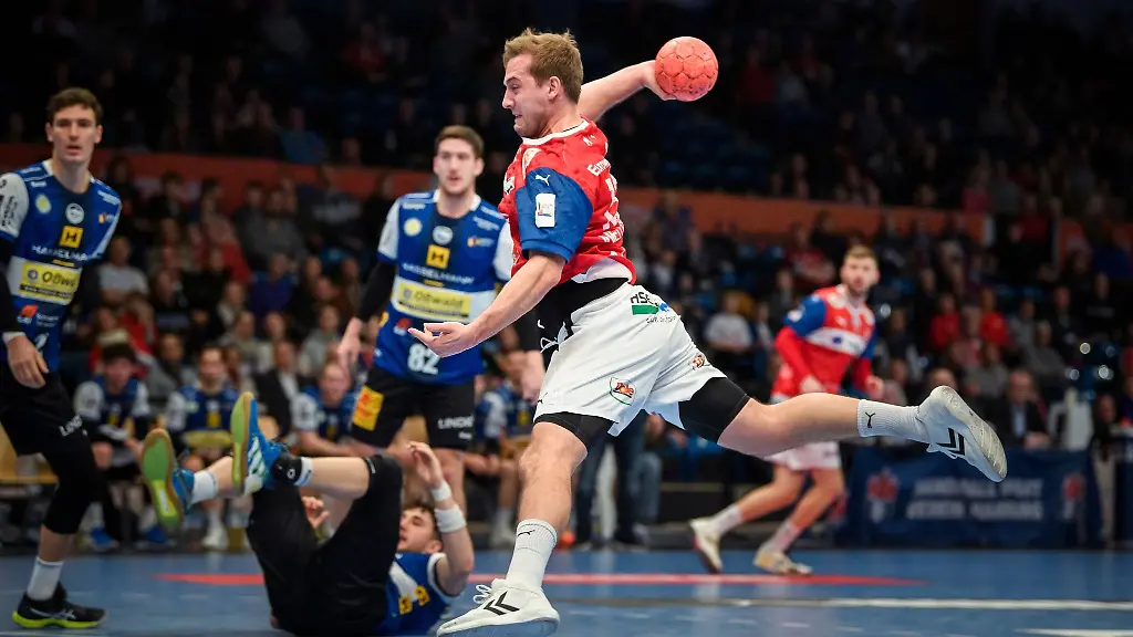 Hamburgs-Niklas-Weller-wirft-den-Ball-auf-das-gegnerische-Tor