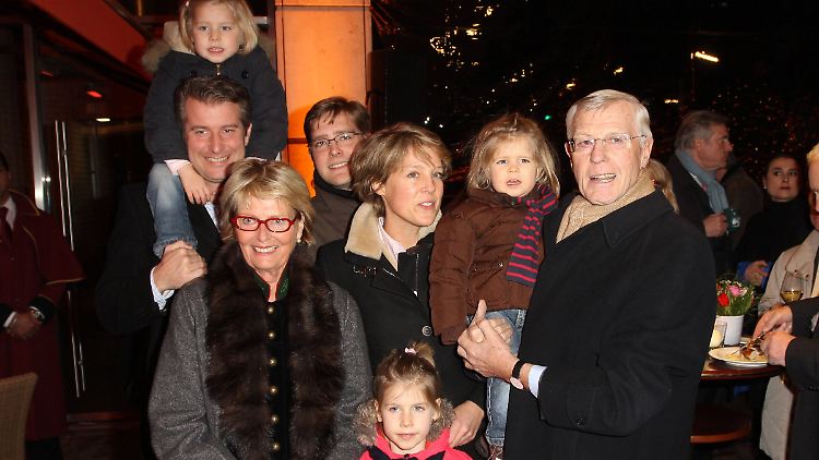 3. Januar 2013, vor 10 Jahren war alles noch in Ordnung, so schien es: Familienoberhaupt Eugen Block (r), die 2022 verstorbene Christa Block (l), links dahinter Stephan Hensel, neben ihm Christina Blocks (Mitte) Bruder Philipp, und die Mädchen bei einem Neujahrsempfang. 