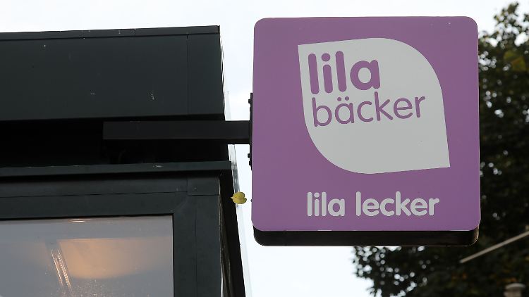 Wird künftig an deutlich weniger Geschäftsräumen prangen: Das Logo der Backkette Lila Bäcker. 