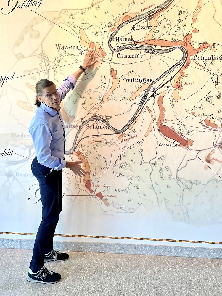 Roman Niewodniczanski erklärt die Lage im und rund um sein Weingut Van Volxem an der Saar.
