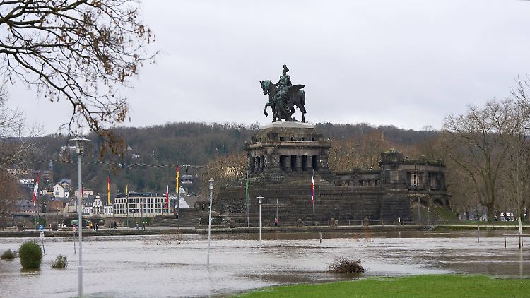Das Deutsche Eck in Koblenz mit dem Reiterstandbild von Kaiser Wilhelm am Zusammenfluss von Rhein und Mosel ist vom Hochwasser umspült.