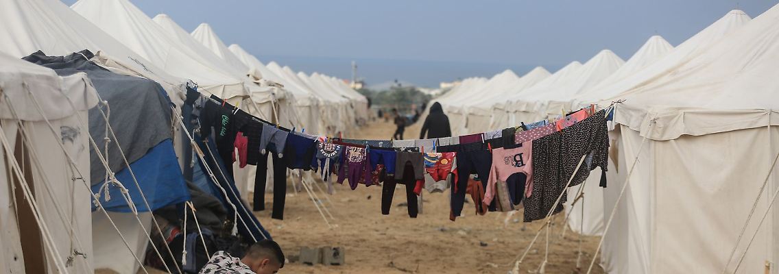 In einer Zeltstadt in Chan Junis im Gaza-Streifen werden Tausende von Palästinensern beherbergt, die wegen vor der israelischen Bombardierung geflohen sind.