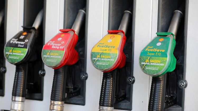 Die höhere CO2-Abgabe verteuert Sprit im neuen Jahr.