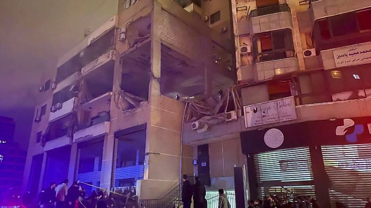 Über der Gegend der Explosion stieg weißer Rauch auf.