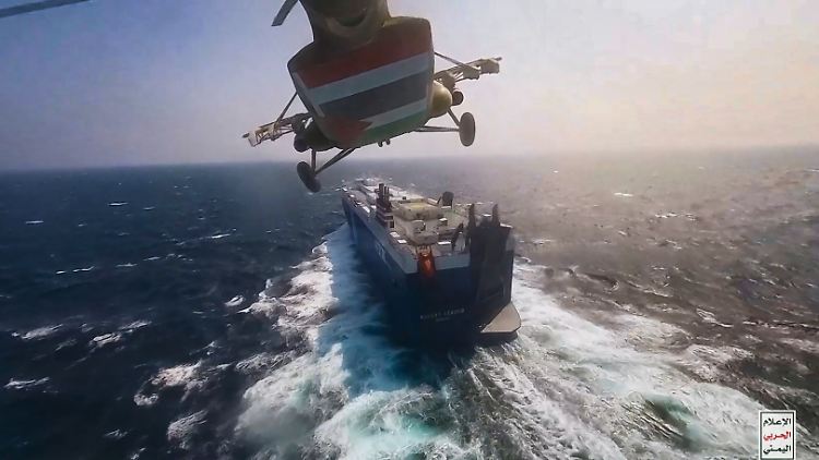 Manche Reedereien meiden seit den Angriffen auf Frachter im Roten Meer den Suez-Kanal.