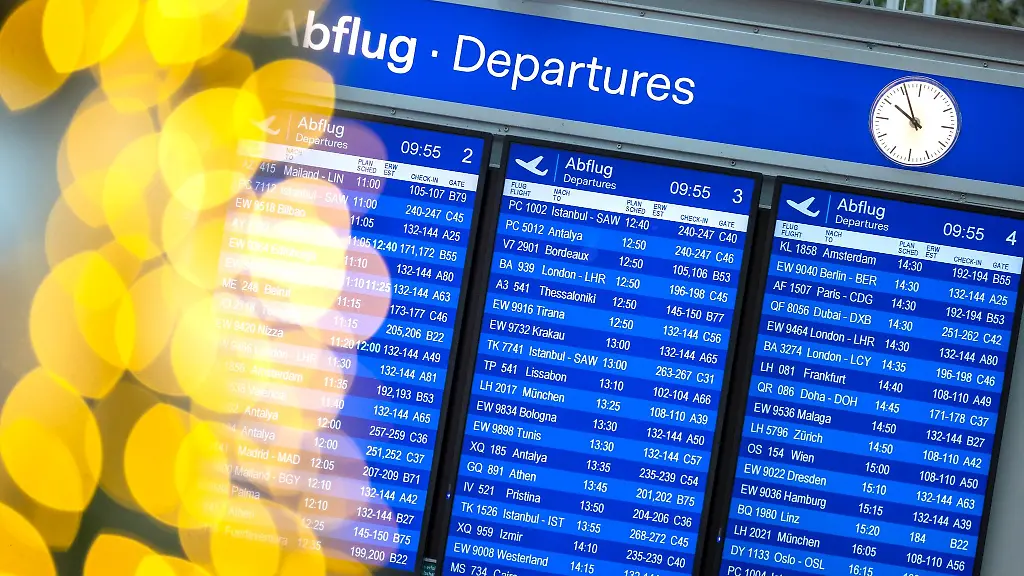 Anzeigendisplays-informieren-ueber-die-Fluege-der-verschiedenen-Airlines-am-Flughafen-Duesseldorf