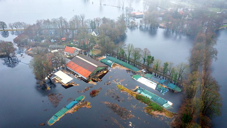 Ein Bauernhof im Bremer Stadtteil Timmersloh steht unter Wasser. 