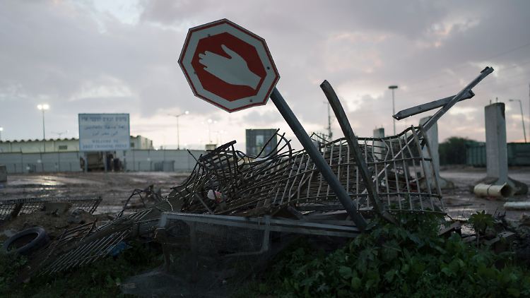 Beschädigtes Stoppschild am Grenzübergang Erez zwischen Israel und dem Gazastreifen. 