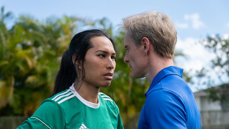 Ihr Verhältnis ist zu Beginn etwas schwierig: Jaiyah (Kaimana) und Thomas Rongen (Michael Fassbender).