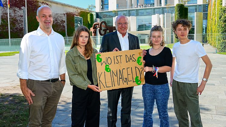 Ende September fragten Vertreter von Fridays for Future vor dem Kanzleramt bereits, wo das Klimageld bleibe. 