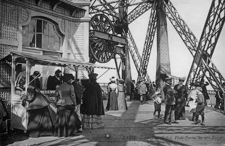 BEsucher-auf-Aussichtsplattform