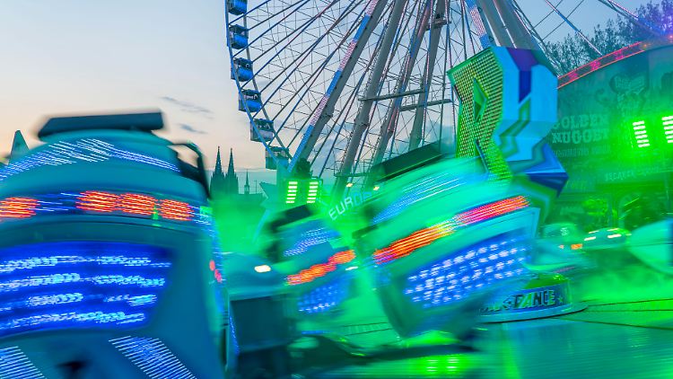 Die Deutzer Kirmes lockt regelmäßig Hunderttausende Besucher ans Rheinufer. 