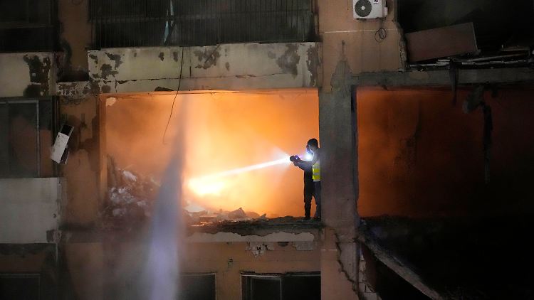 Nach der schweren Explosion in Libanons Hauptstadt Beirut sucht der Zivilschutz nach Überlebenden.