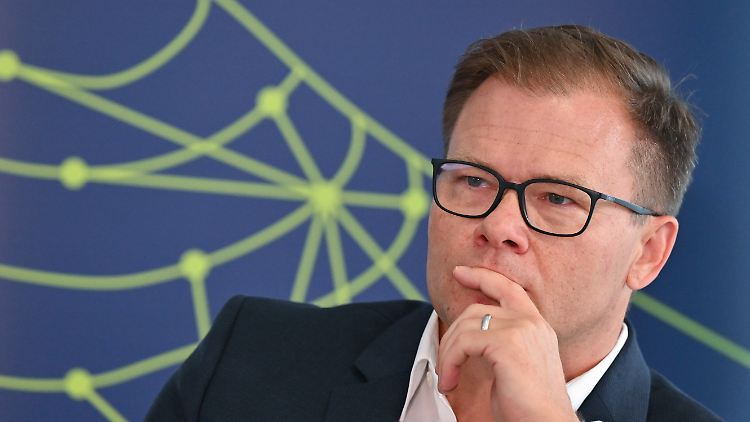 Skeptischer Blick: Ostbeauftragter Schneider glaubt, dass ein AfD-Verbotsverfahren der Partei eher nützen würde.