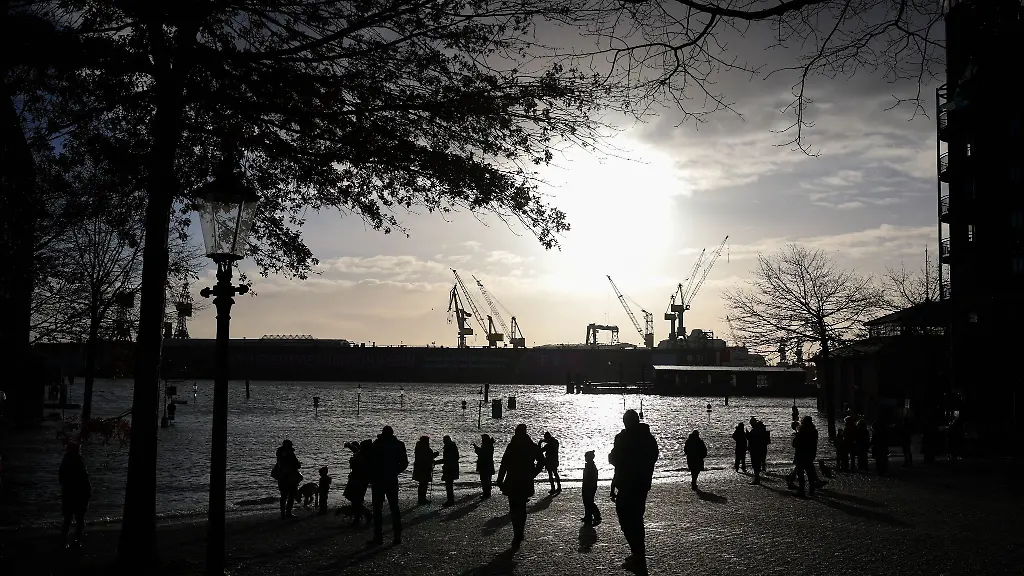 Der-Fischmarkt-wird-bei-einer-Sturmflut-ueberflutet