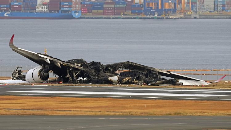 Das Wrack auf dem Flughafen Haneda.