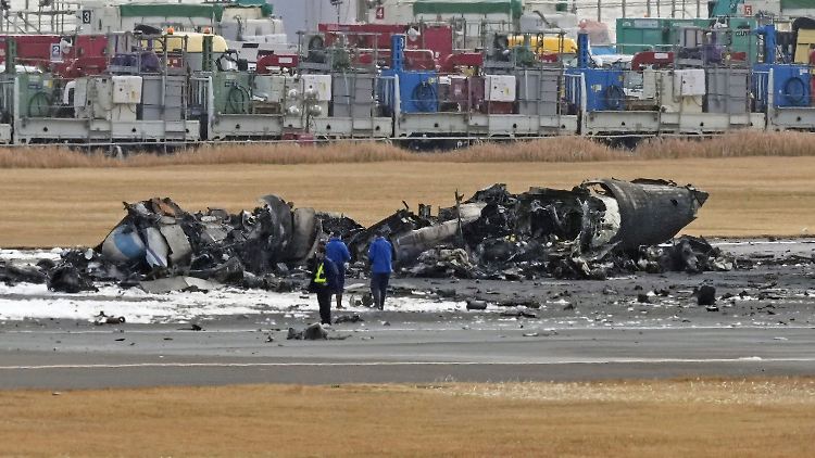 Neben der voll besetzten Passagiermaschine brannte auch das Flugzeug der Küstenwache komplett aus. Nur der Pilot überlebte das Unglück.