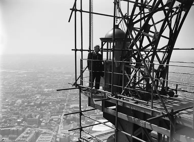 Installation-einer-Fernsehsendeanlage-auf-der-dritten-Plattform-des-Eiffelturms