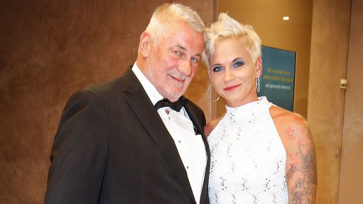 Heinz Hoenig wird unter anderem von seiner Frau Annika begleitet.