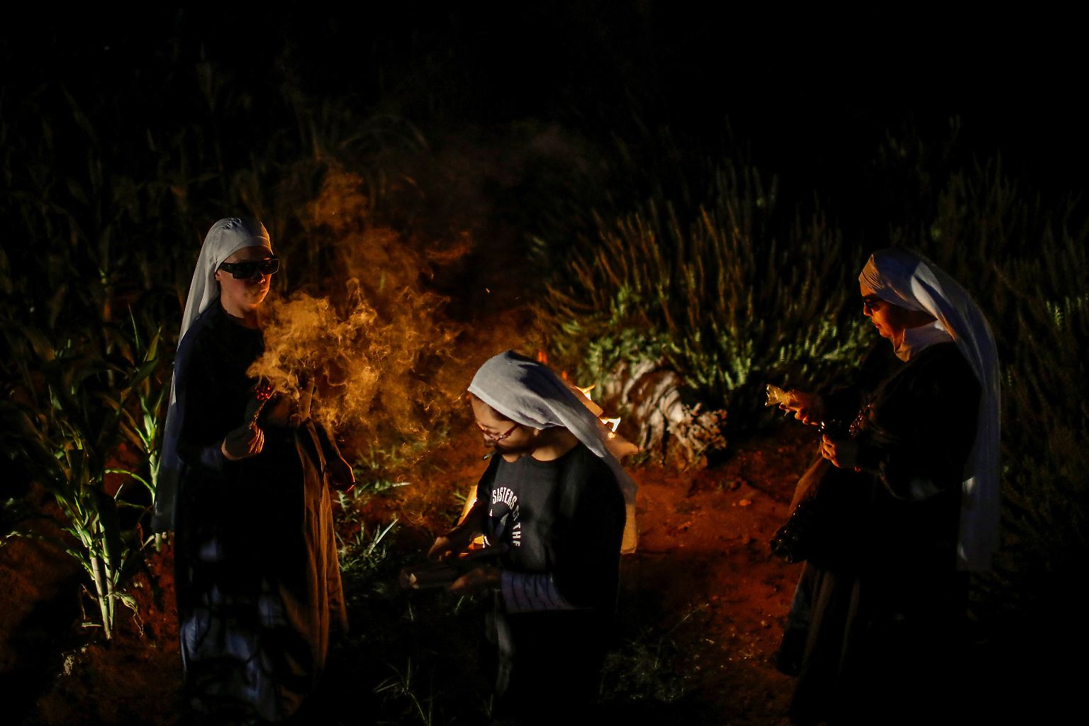 Bei jedem Vollmond kreist am Rande eines Dorfes in Zentralmexiko eine Gruppe von Frauen in Nonnentracht um ein loderndes Feuer, reinigt sich mit verbranntem Salbei und dankt dem Mond, den Tieren und Pflanzen.
