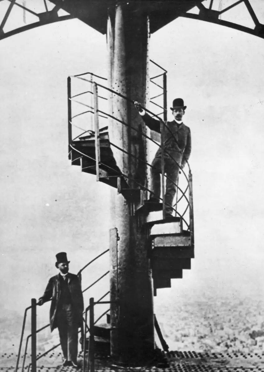 Gustave-Eiffel-Schwiegersohn-Adolphe-Salles-auf-Treppen-von-Eiffelturm