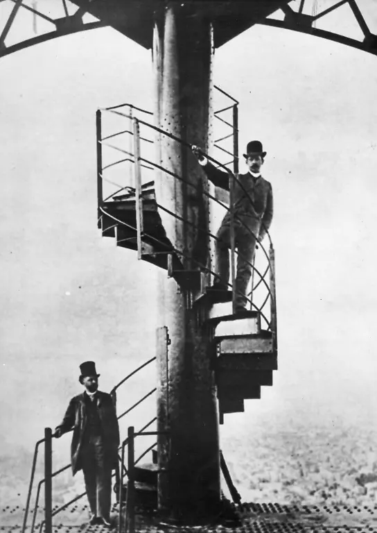 Gustave-Eiffel-Schwiegersohn-Adolphe-Salles-auf-Treppen-von-Eiffelturm