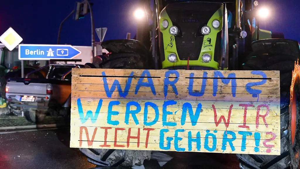Ein-Protestschild-an-einem-Traktor