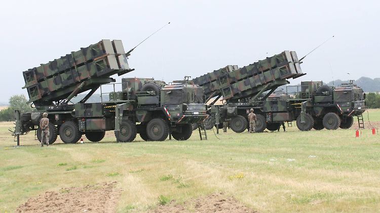 Abschussanlagen eines Patriot-Systems der Bundeswehr bei einer Übung. 