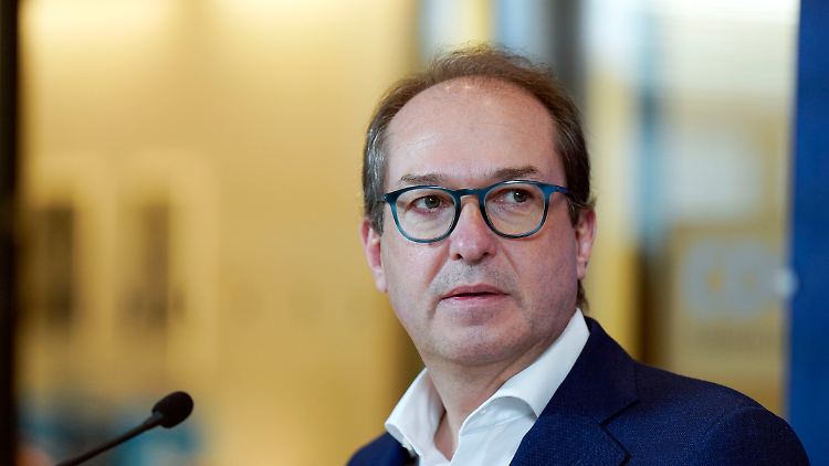 Der Staat müsse mit voller Härte auf die Aktionen der "Klimachaoten" reagieren, sagt CSU-Landesgruppenchef Alexander Dobrindt.