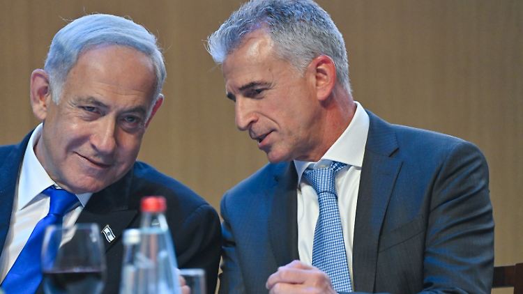 Mossad-Chef Barnea (r.) mit Ministerpräsident Netanjahu.