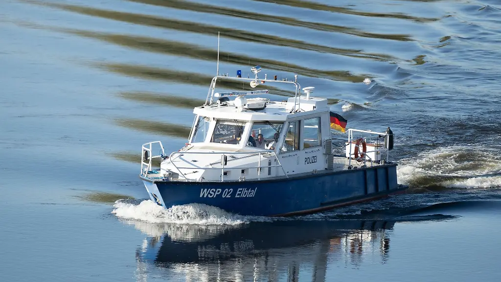 Ein-Boot-der-Wasserschutzpolizei-auf-der-Elbe