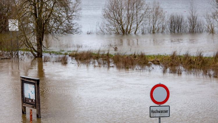 Die Lahn ist bei Heuchelheim wegen Hochwassers über die Ufer getreten. 