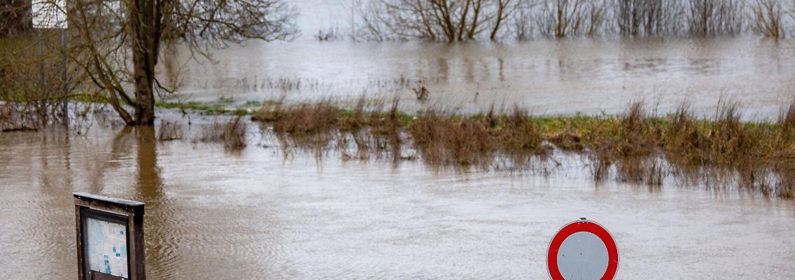 An solche Bilder werden wir uns wohl gewöhnen müssen: Die Lahn ist bei Heuchelheim wegen Hochwasser über die Ufer getreten.
