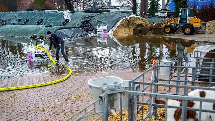 Landwirt Carsten Schnakenberg pumpt das Wasser neben den Kälberställen auf seinem Hof ab.