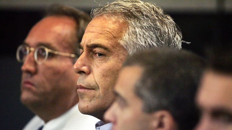 Nicht lange nach der Festnahme wurde Jeffrey Epstein (M) im August 2019 tot in seiner Zelle gefunden. 