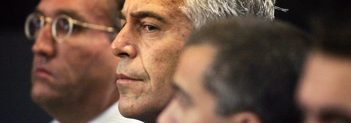 Nicht lange nach der Festnahme wurde Jeffrey Epstein (M) im August 2019 tot in seiner Zelle gefunden. Offiziellen Angaben zufolge nahm er sich das Leben.