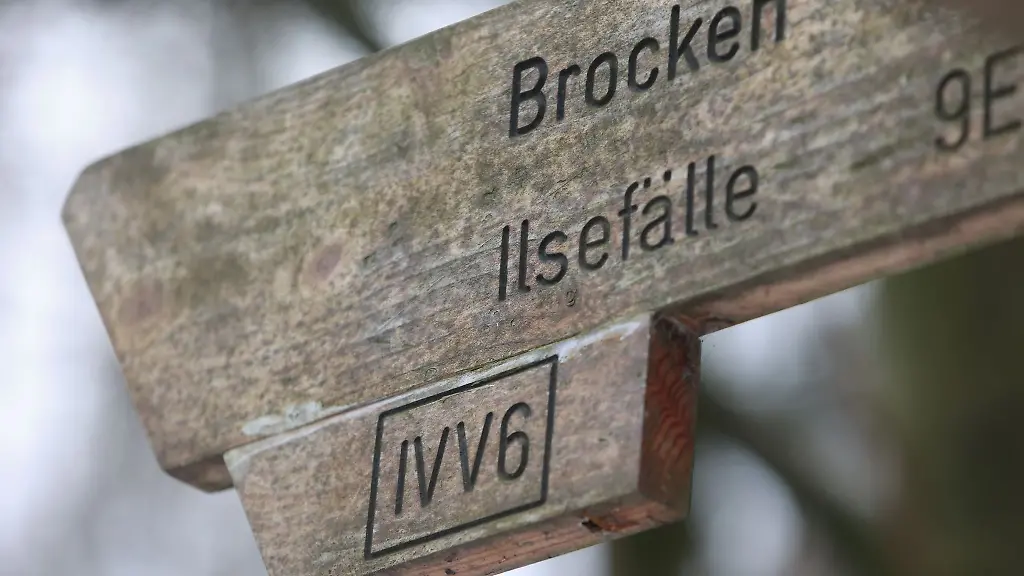 Blick-auf-ein-Wanderschild-mit-der-Aufschrift-Brocken-Ilsefaelle