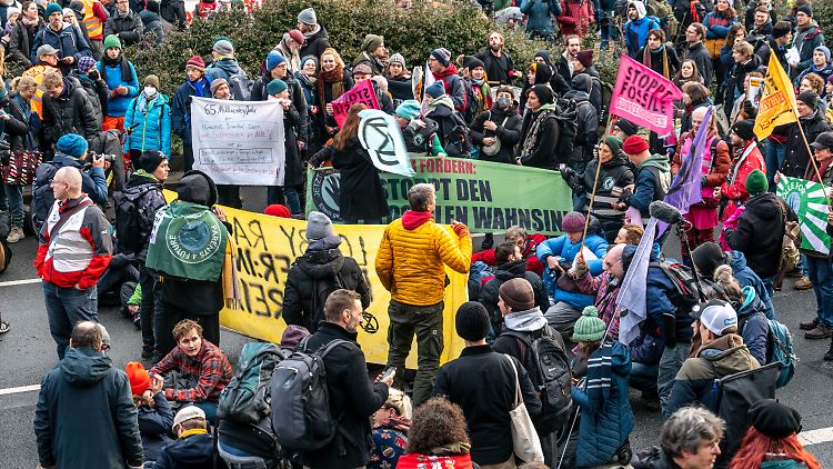 Der Berliner Polizeipräsidentin zufolge konzentrieren sich die Klimaschützer nunmehr auf "wenige größere Aktionen".