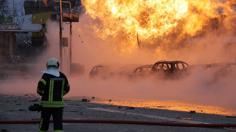 Das Ergebnis der jüngsten russischen Angriffswelle: ein großes Feuer in Kiew