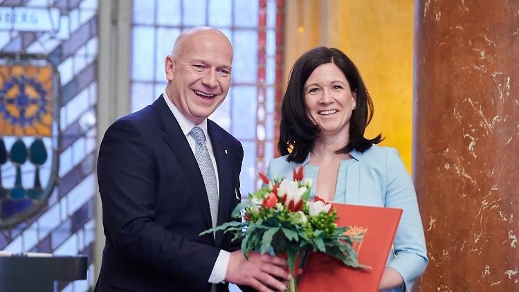 27. April 2023: Kai Wegner gratuliert Katharina Günther-Wünsch zu ihrem neuen Amt als Senatorin für Bildung, Jugend und Familie.