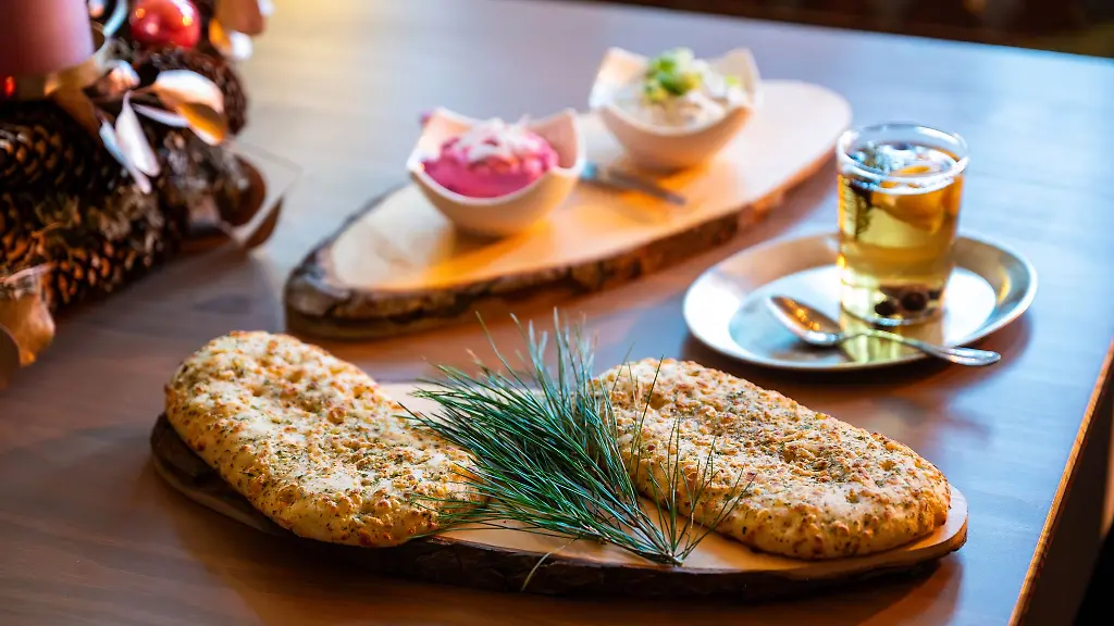 Zwei-Kiefernnadeln-Foccacia-liegen-auf-einem-Tisch-in-der-Waldkraeuterey