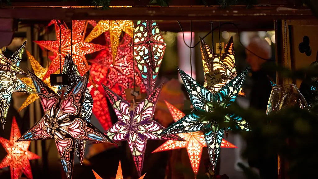 Bunte-Sterne-als-Weihnachtsdekoration-sind-auf-dem-Koblenzer-Weihnachtsmarkt-erhaeltlich