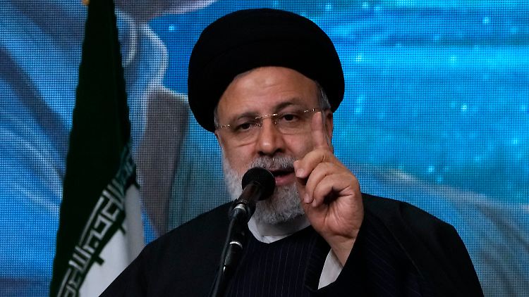 Der iranische Präsident Ebrahim Raisi spricht während einer Gedenkfeier für den verstorbenen General der Revolutionsgarden, Soleimani am Mittwoch.