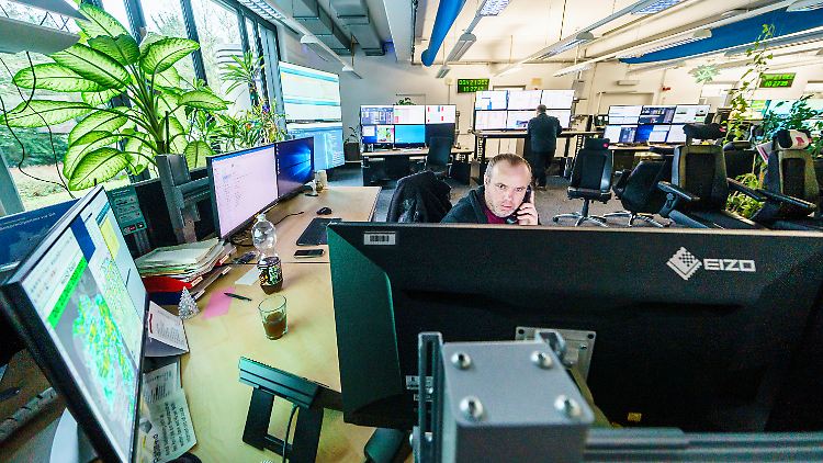 Mitarbeiter des Deutschen Wetterdienstes (DWD) im Leitstand des Großrechenzentrums: Der DWD betreibt seit 1966 ein eigenes Rechenzentrum. Er bekommt zunehmend Konkurrenz von privaten Unternehmen.