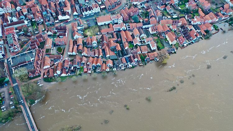 Die Hochwasserlage bleibt in weiten Teilen Deutschlands angespannt. Nun droht auch noch Frost.