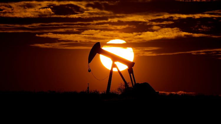 Die USA bohren inzwischen auch horizontale Löcher, um Ölquellen zu erschließend und ihre Pumpen am Laufen zu halten - erfolgreich.