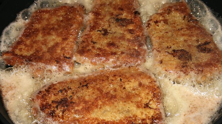 Transfette entstehen beim Erhitzen von mehrfach ungesättigten Fettsäuren, wie zum Beispiel beim Braten.