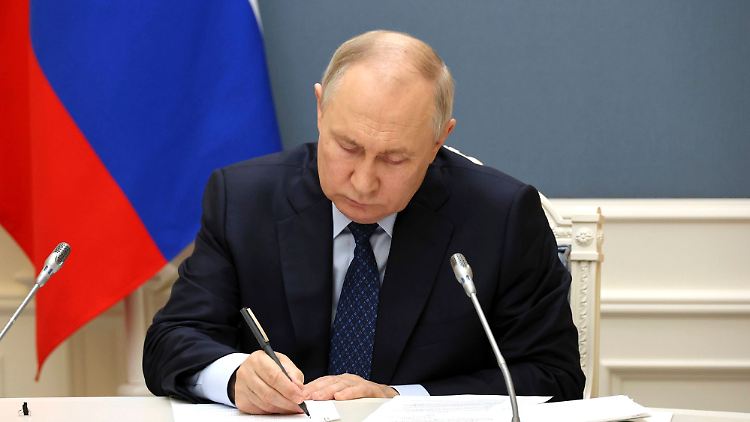 Unterzeichnet haufenweise Beschlüsse: Wladimir Putin.