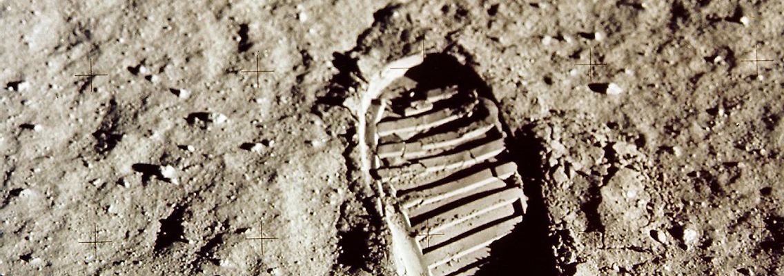 1999-07-14T120000Z_100877504_RP1DRILCJCAB_RTRMADP_3_SPACE-APOLLO.JPG