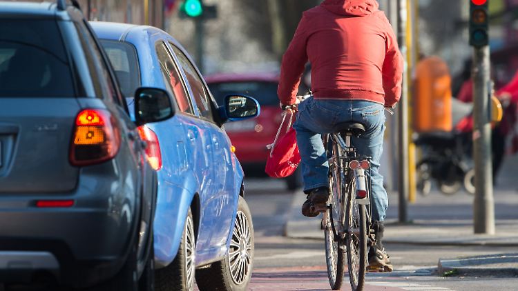 Abbiegevorgänge bei Fahrradfahrern gestalten sich oft gefährlich.